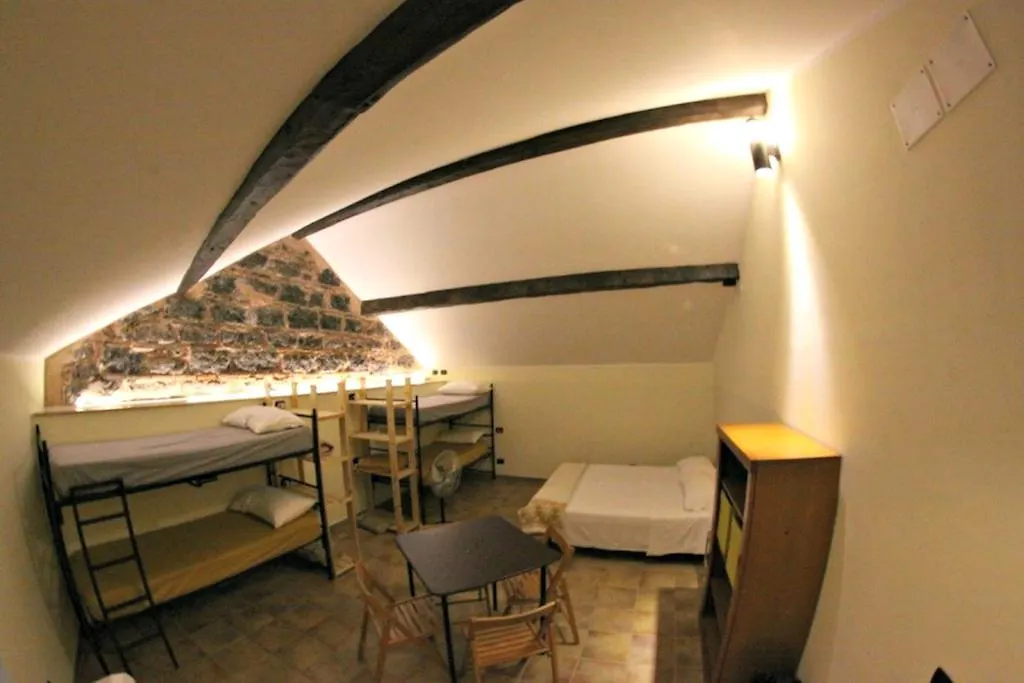 Agora Hostel Катания Италия